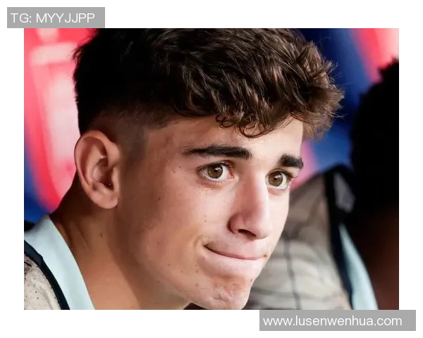 足球明星卷发男生的魅力瞬间展现时尚与运动的完美结合 足球明星卷发男生的魅力瞬间展现时尚与运动的完美结合