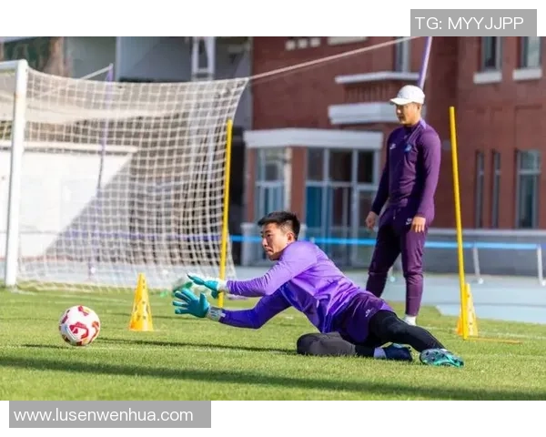 足球明星形象展示与粉丝互动的完美结合探索 足球明星形象展示与粉丝互动的完美结合探索