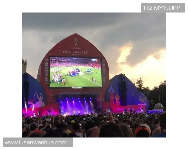 足球明星齐聚威海激情对决引发球迷热潮盛况空前 足球明星齐聚威海激情对决引发球迷热潮盛况空前