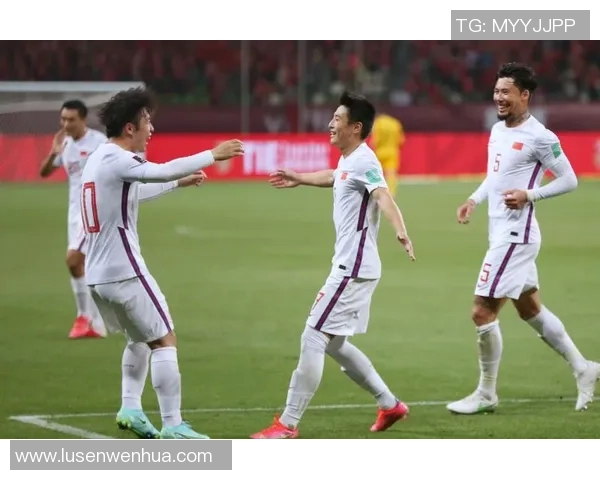 足球明星儿子现场观看比赛视频引发热议展现父子情深与足球魅力 足球明星儿子现场观看比赛视频引发热议展现父子情深与足球魅力