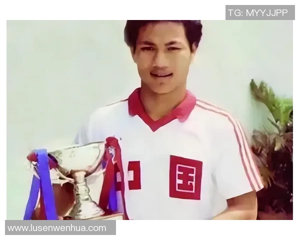 退役足球明星感人泪目视频回顾职业生涯的艰辛与荣耀瞬间 退役足球明星感人泪目视频回顾职业生涯的艰辛与荣耀瞬间