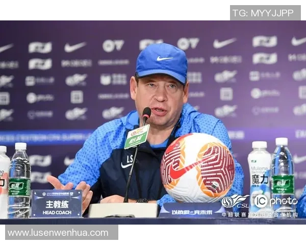 成都足球队在杯赛积分榜上以98分稳居第一,展现强劲实力 成都足球队在杯赛积分榜上以98分稳居第一,展现强劲实力